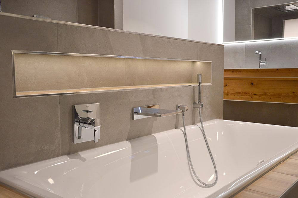 Sanitär John - modernes Badezimmer, Badewanne mit indirekter Beleuchtung - Waschbecken mit Holz