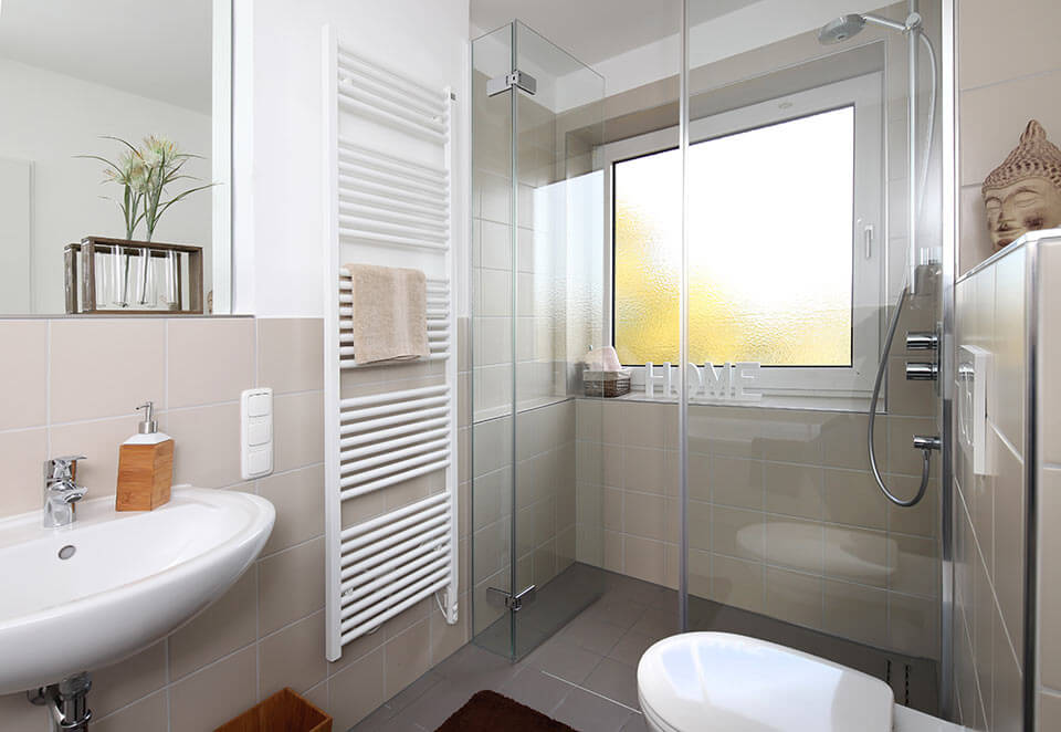 Sanitär John - helles modernes Badezimmer mit Dusche, Toilette und Handtuchheizkörper